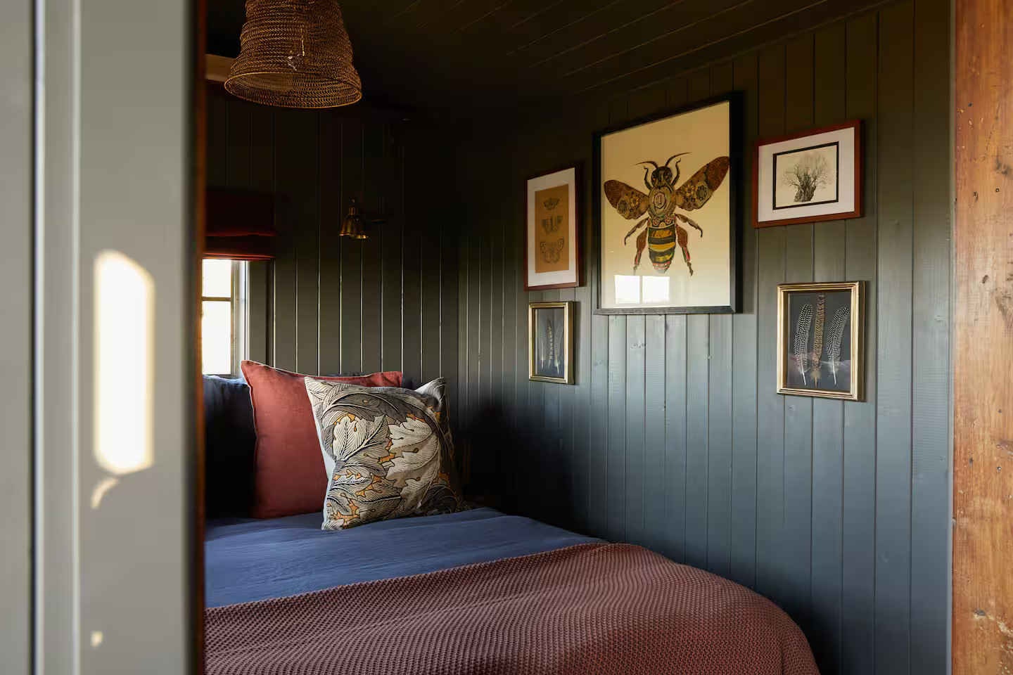 chambre intérieur tiny house roulotte style cabane de berger chambre intérieur tiny house roulotte style cabane de berger