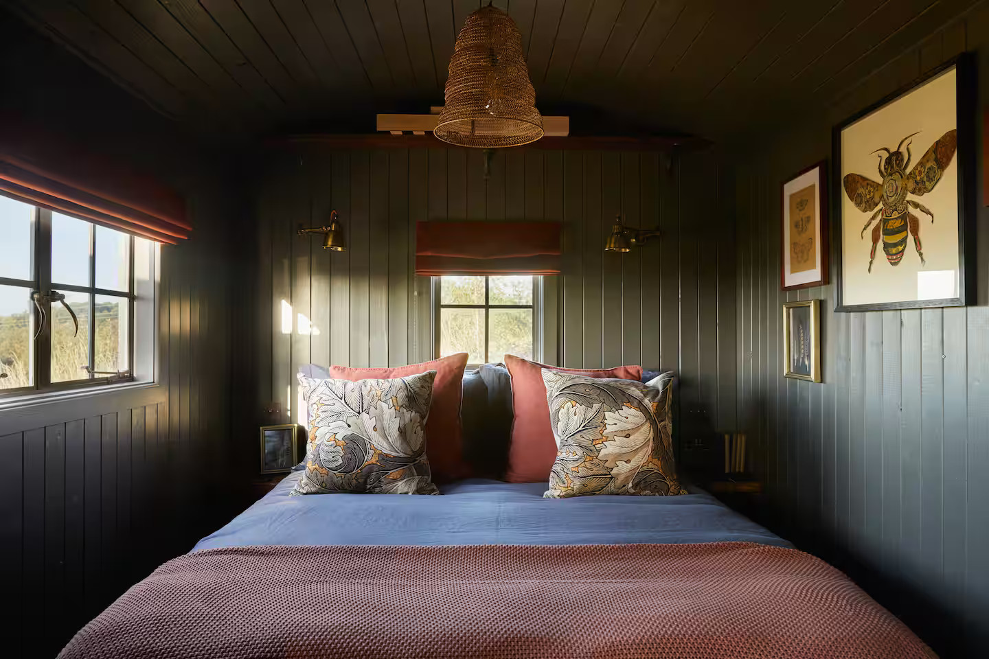 chambre intérieur tiny house roulotte style cabane de berger chambre intérieur tiny house roulotte style cabane de berger