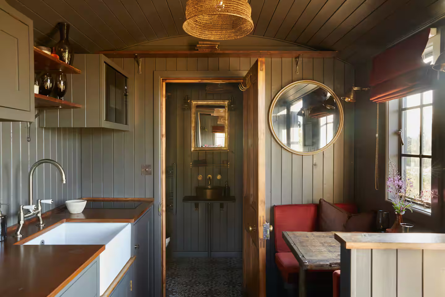 intérieur tiny house roulotte style cabane de berger intérieur tiny house roulotte style cabane de berger