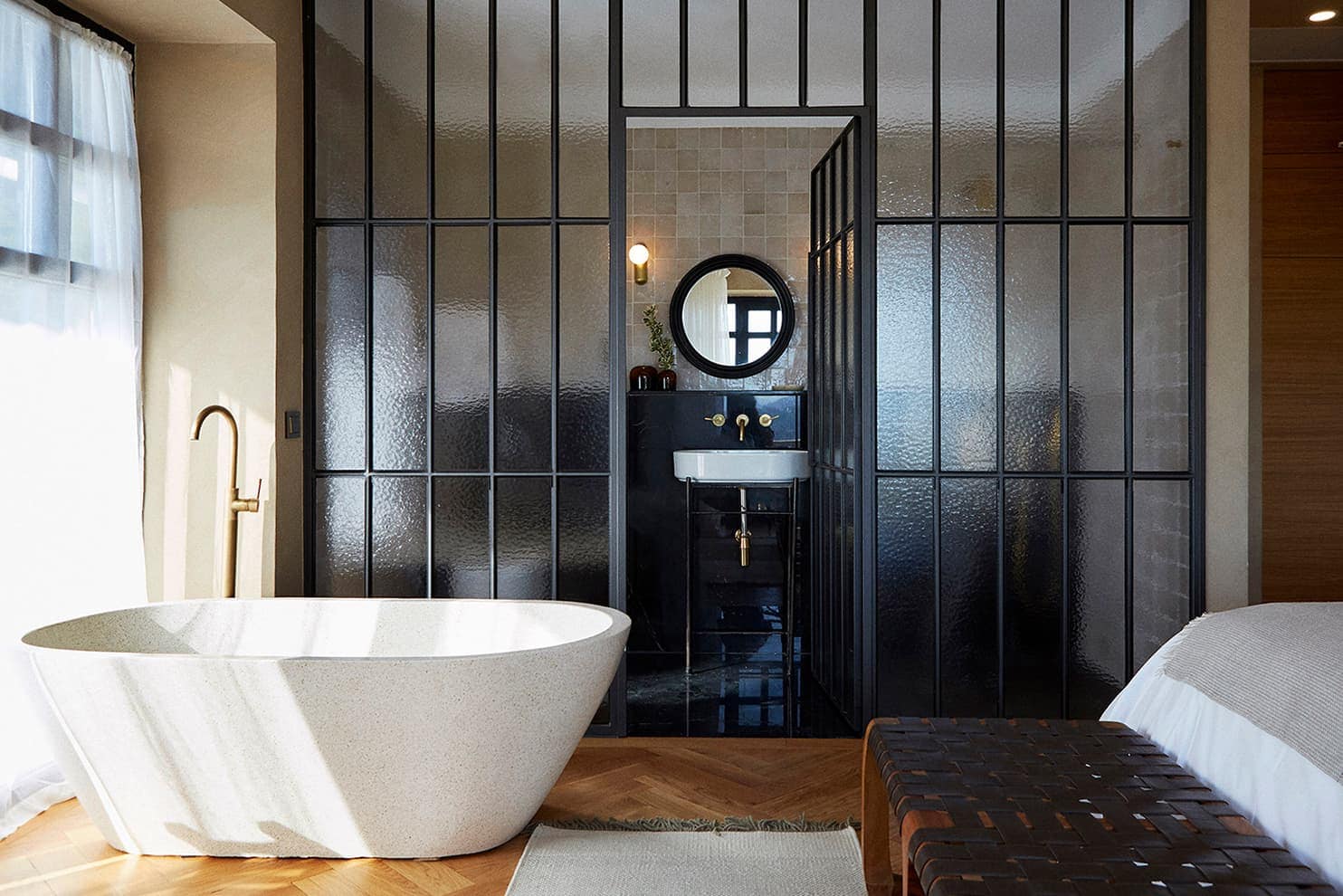 chambre avec baignoire îlot et salle de bain verrière décoration contemporaine villa Mendi Argia
