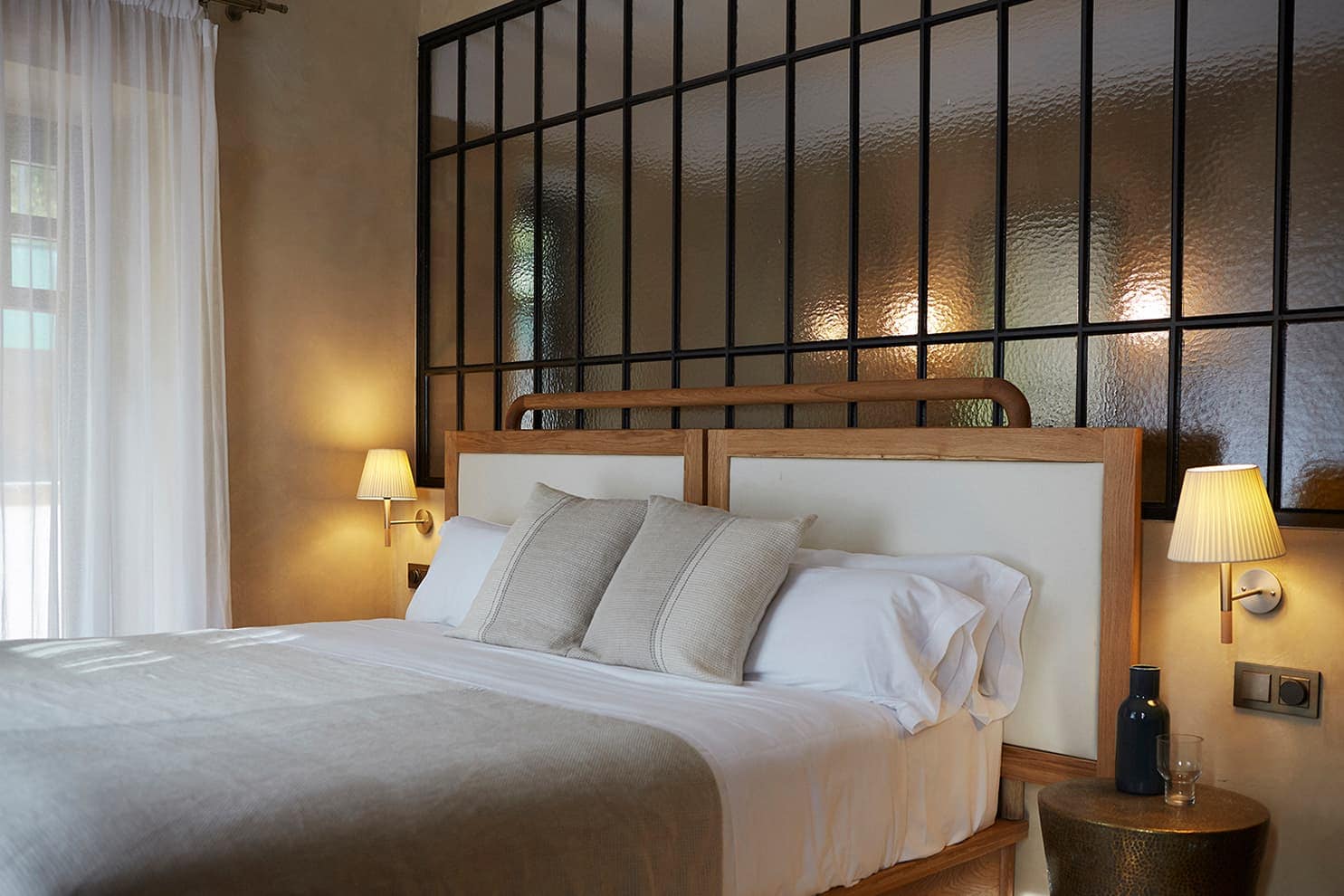 chambre avec salle de bain et verrière murs terracotta décoration contemporaine villa Mendi Argia