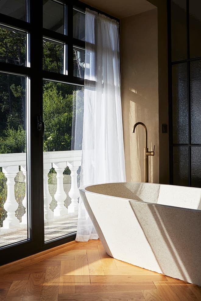 baignoire îlot dans chambre décoration contemporaine villa Mendi Argia
