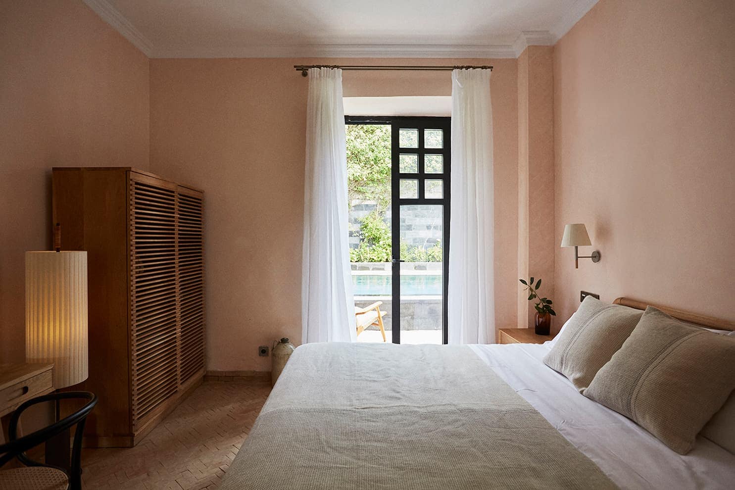 chambre murs terracotta décoration contemporaine villa Mendi Argia