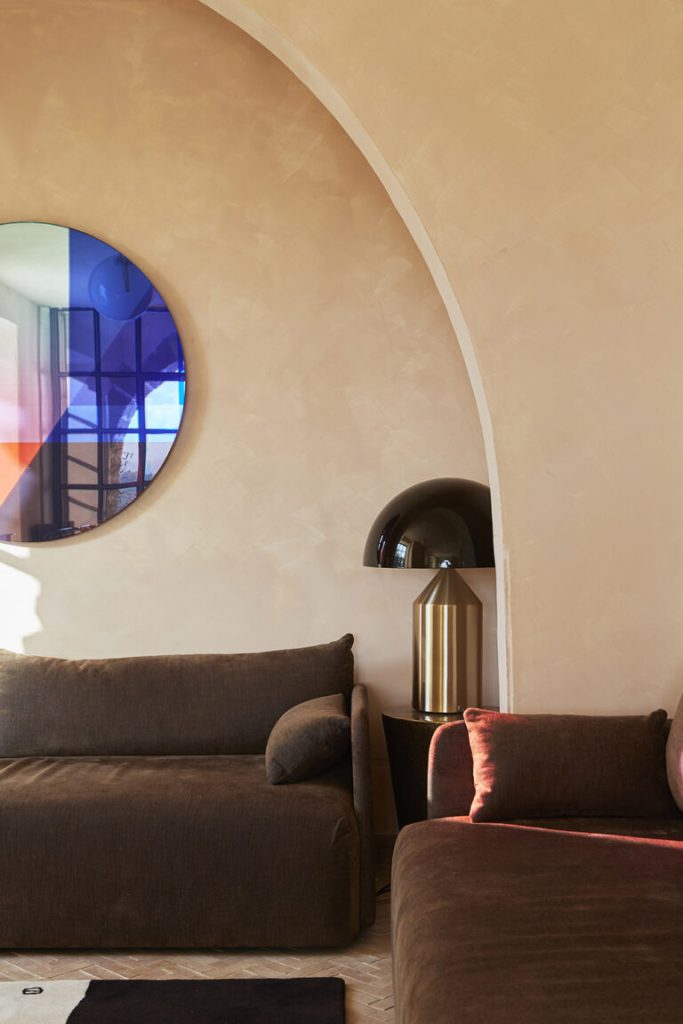 salon murs et plafond terracotta décoration contemporaine villa Mendi Argia
