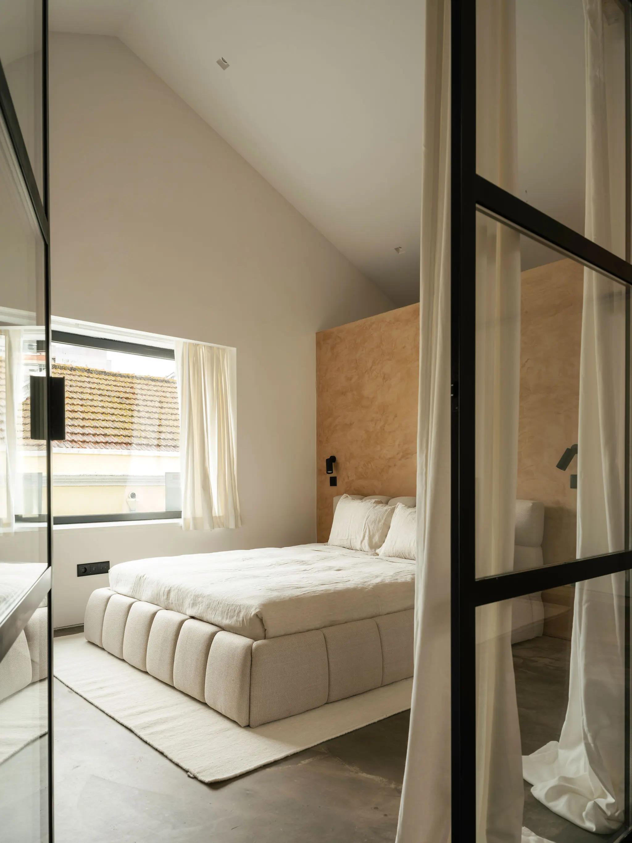 chambre avec poutres et verrière loft Lisbonne décoration contemporaine