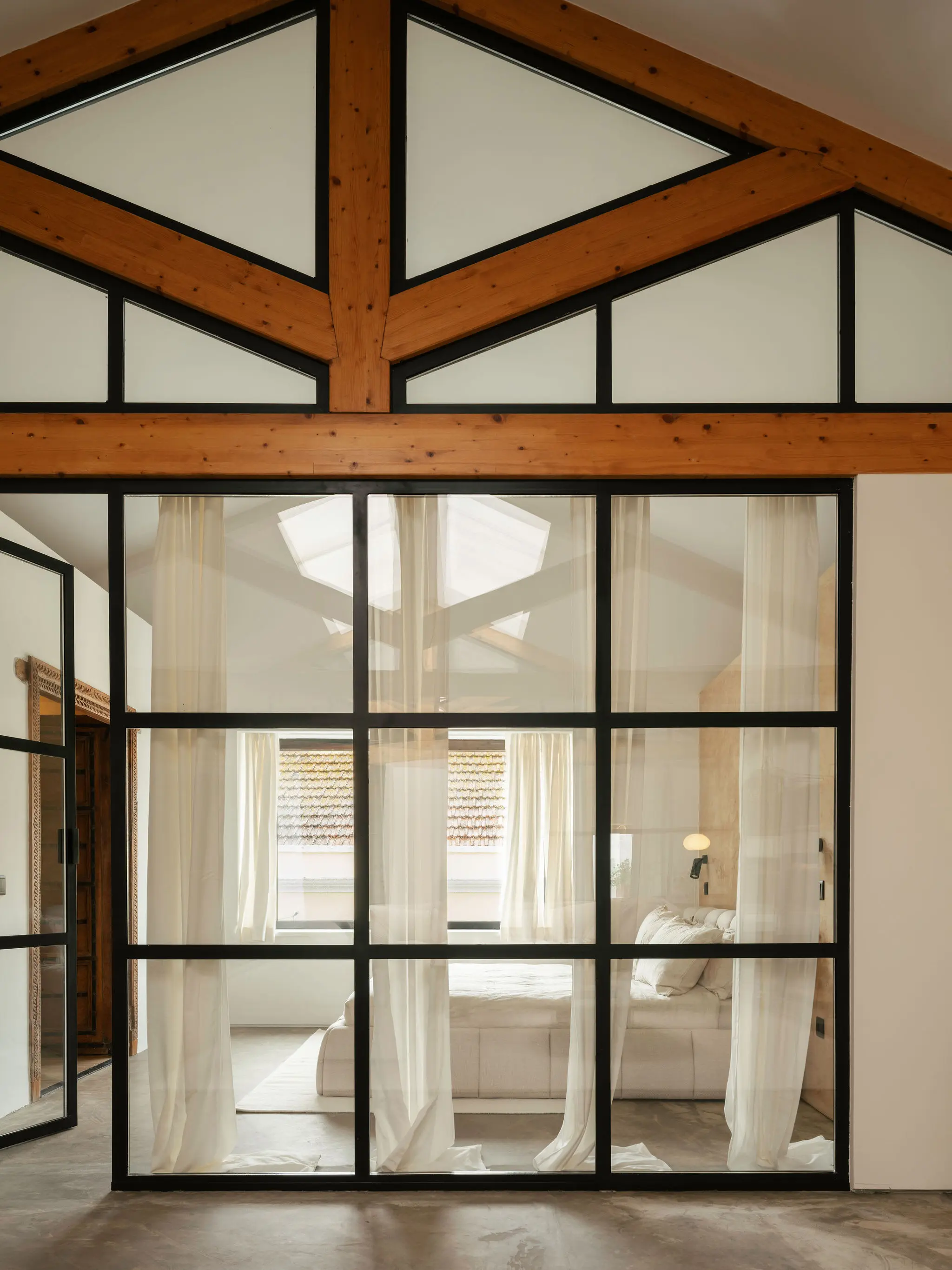 chambre avec poutres et verrière loft Lisbonne décoration contemporaine