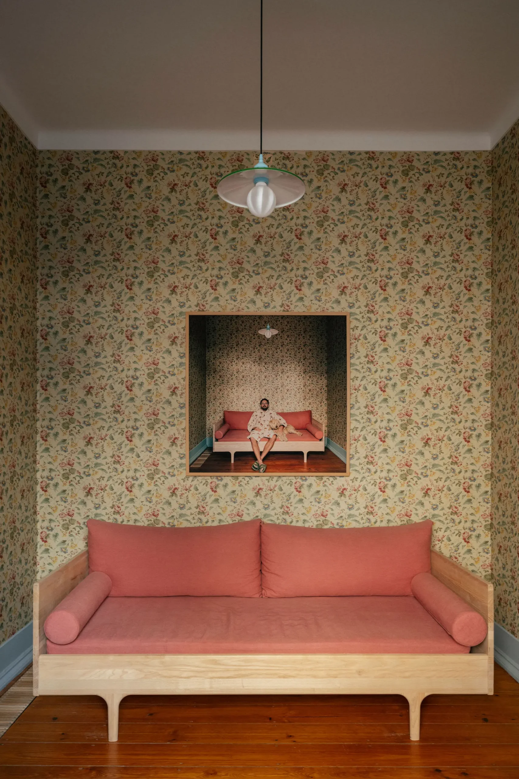 salon avec canapé rose et papier-peint fleuri maison de ville ancienne Lisbonne décoration vintage salon avec canapé rose et papier-peint fleuri maison de ville ancienne Lisbonne décoration vintage
