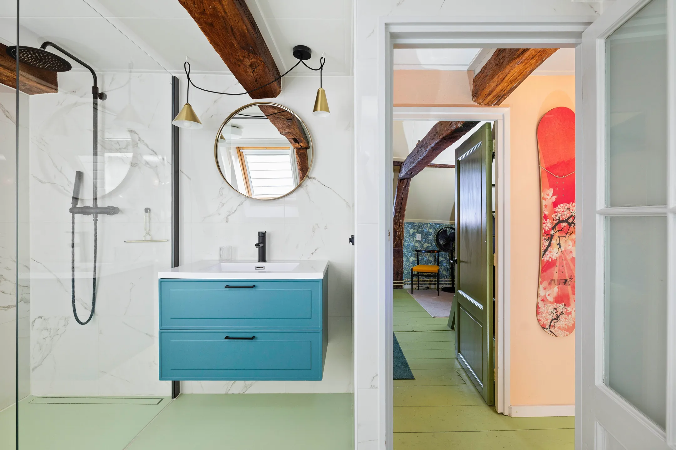 salle de bain marbre sol vert maison 17e siècle Pays-Bas décoration colorée et contemporaine salle de bain marbre sol vert maison 17e siècle Pays-Bas décoration colorée et contemporaine