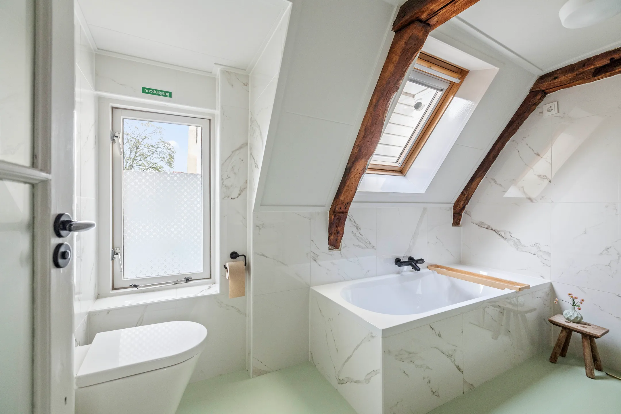 salle de bain mansardée avec poutres murs marbre sol vert maison 17e siècle Pays-Bas décoration colorée et contemporaine salle de bain mansardée avec poutres murs marbre sol vert maison 17e siècle Pays-Bas décoration colorée et contemporaine