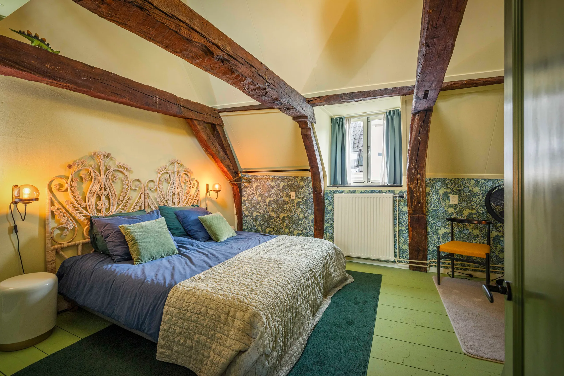 chambre mansardée avec poutres maison 17e siècle Pays-Bas décoration colorée et contemporaine chambre mansardée avec poutres maison 17e siècle Pays-Bas décoration colorée et contemporaine