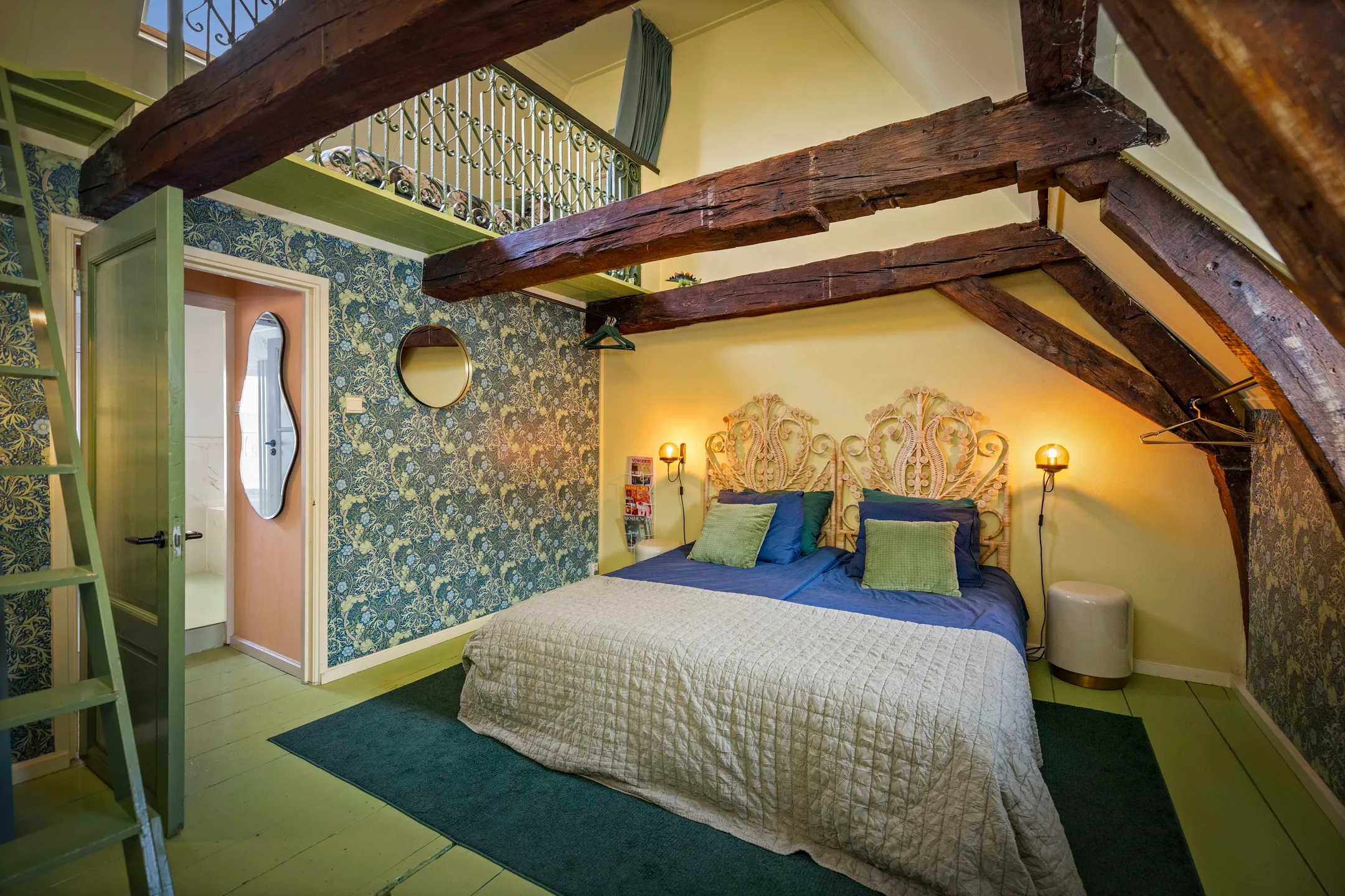 chambre mansardée avec poutres maison 17e siècle Pays-Bas décoration colorée et contemporaine chambre mansardée avec poutres maison 17e siècle Pays-Bas décoration colorée et contemporaine