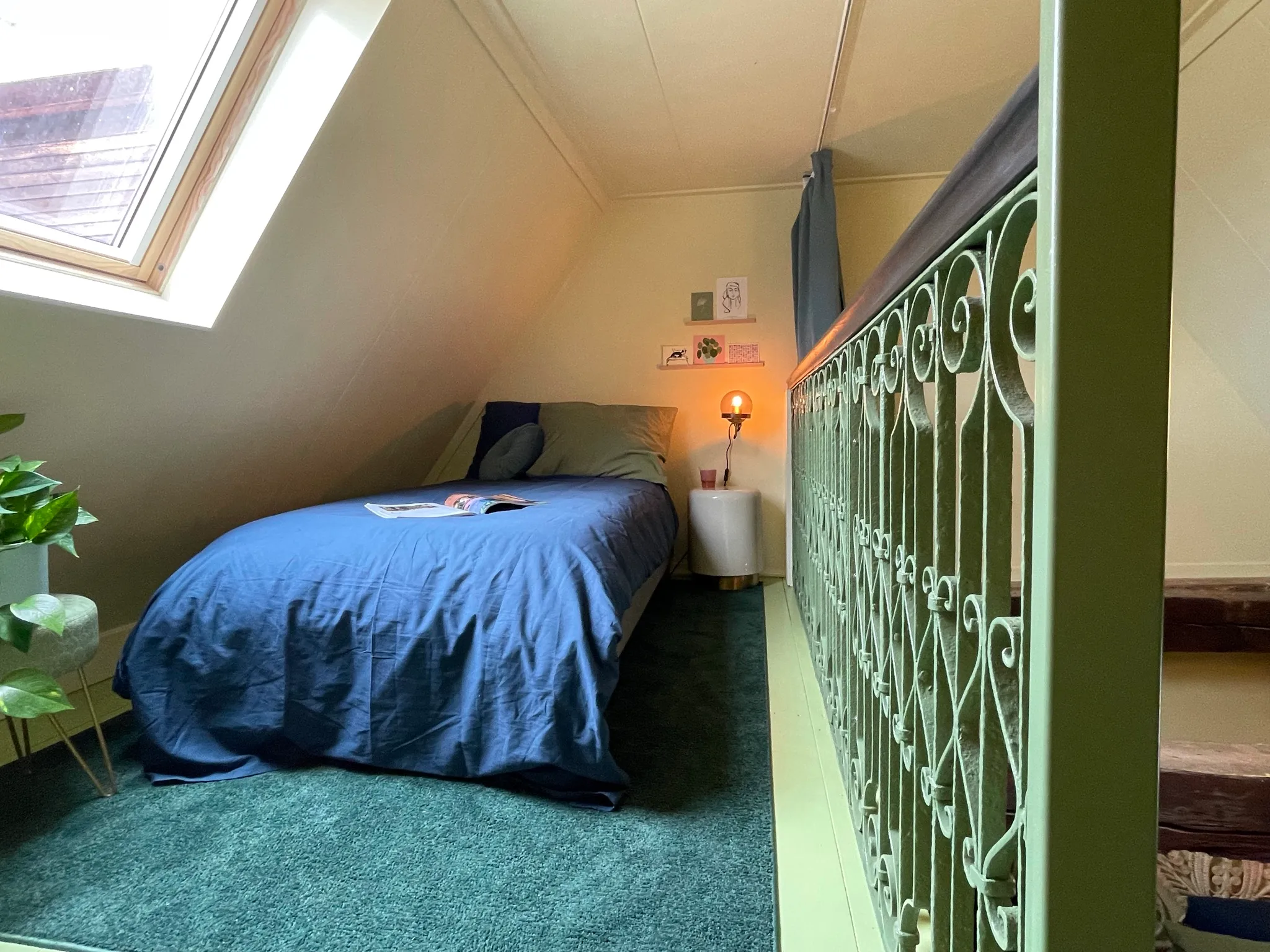 chambre mansardée sur mezzanine maison 17e siècle Pays-Bas décoration colorée et contemporaine chambre mansardée sur mezzanine maison 17e siècle Pays-Bas décoration colorée et contemporaine
