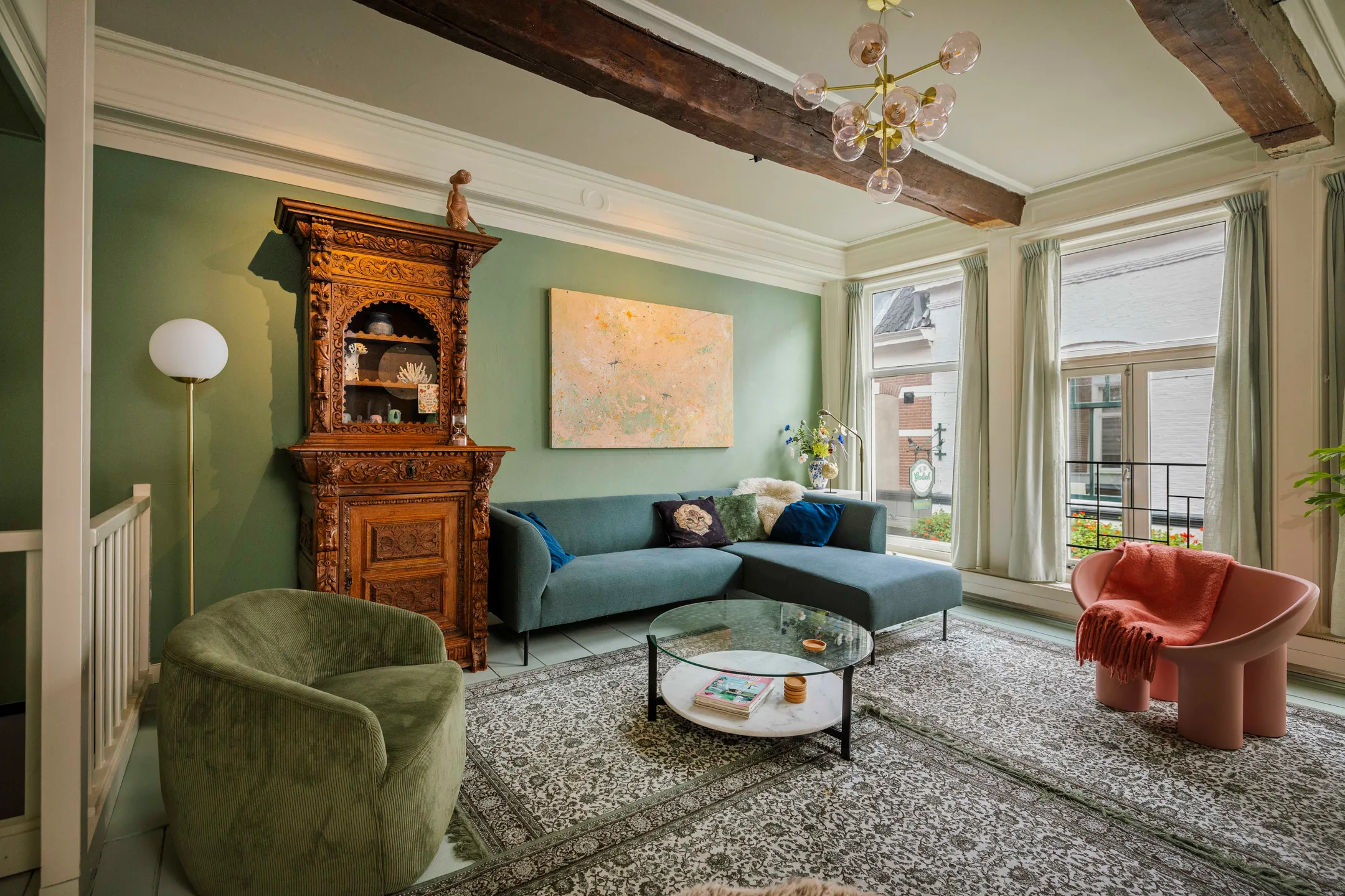 salon avec poutres maison 17e siècle Pays-Bas décoration colorée salon avec poutres maison 17e siècle Pays-Bas décoration colorée