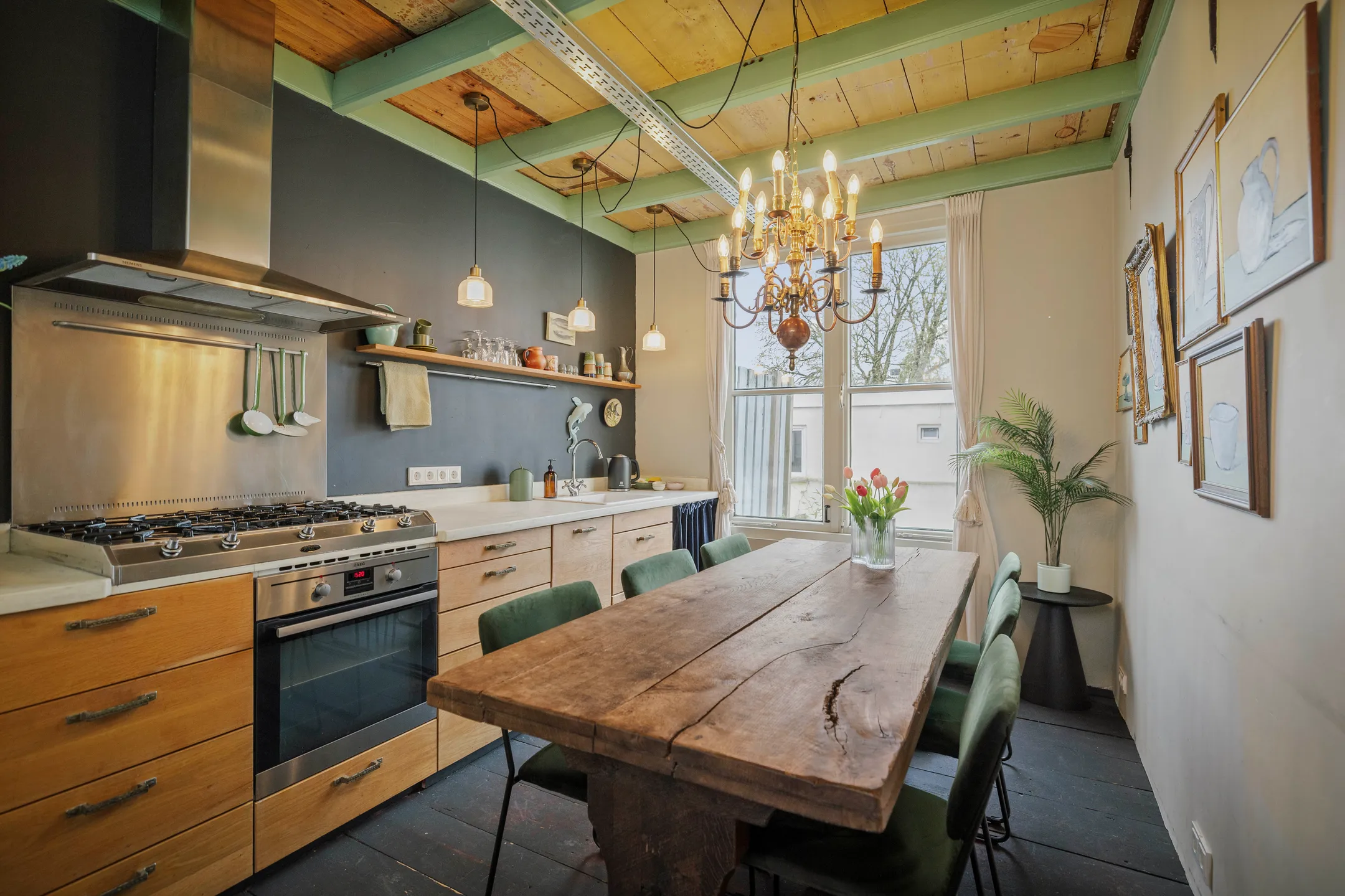 cuisine rustique avec poutres vertes maison 17e siècle Pays-Bas décoration colorée et contemporaine cuisine rustique avec poutres vertes maison 17e siècle Pays-Bas décoration colorée et contemporaine