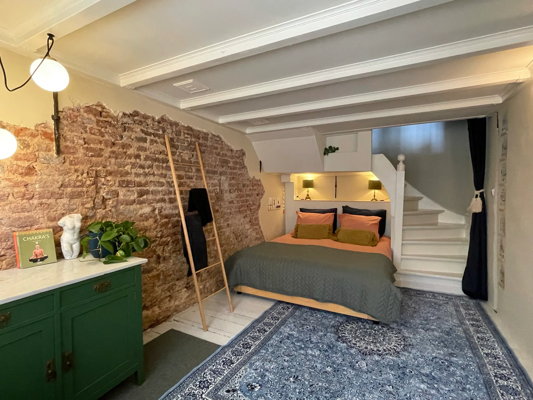 chambre avec murs briques anciennes maison 17e siècle Pays-Bas décoration colorée et contemporaine chambre avec murs briques anciennes maison 17e siècle Pays-Bas décoration colorée et contemporaine