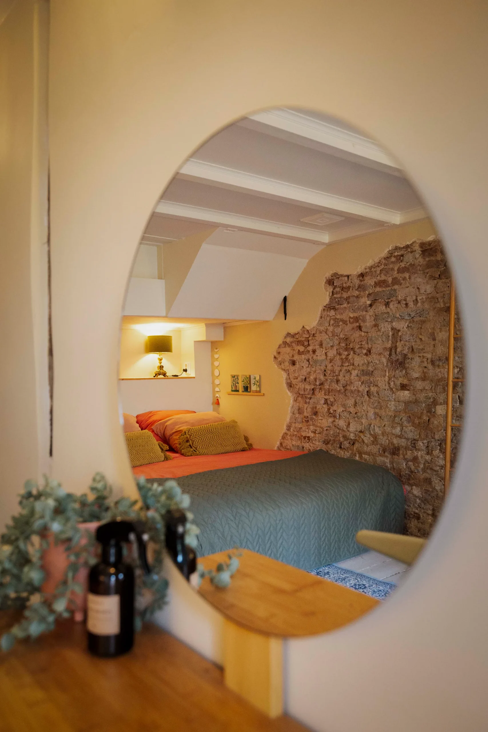 chambre avec murs briques anciennes maison 17e siècle Pays-Bas décoration colorée et contemporaine chambre avec murs briques anciennes maison 17e siècle Pays-Bas décoration colorée et contemporaine