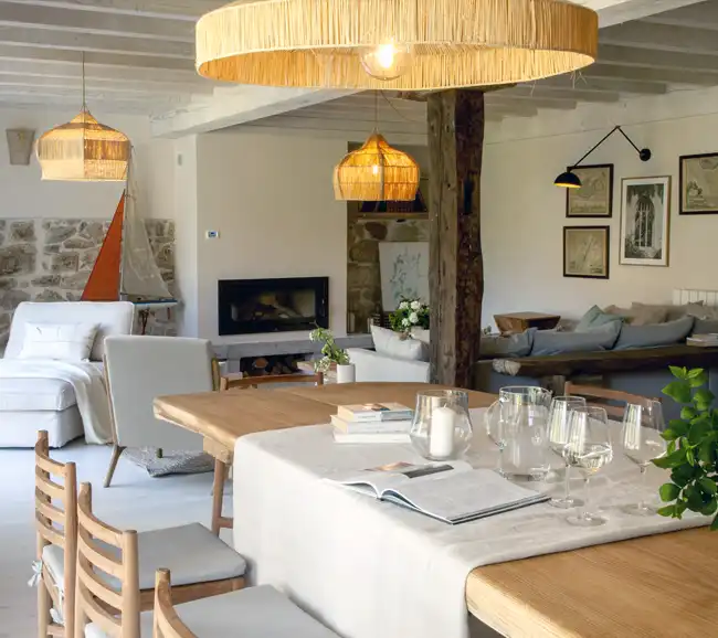 salon avec poutres et cheminée maison en pierres décoration rustique chic
