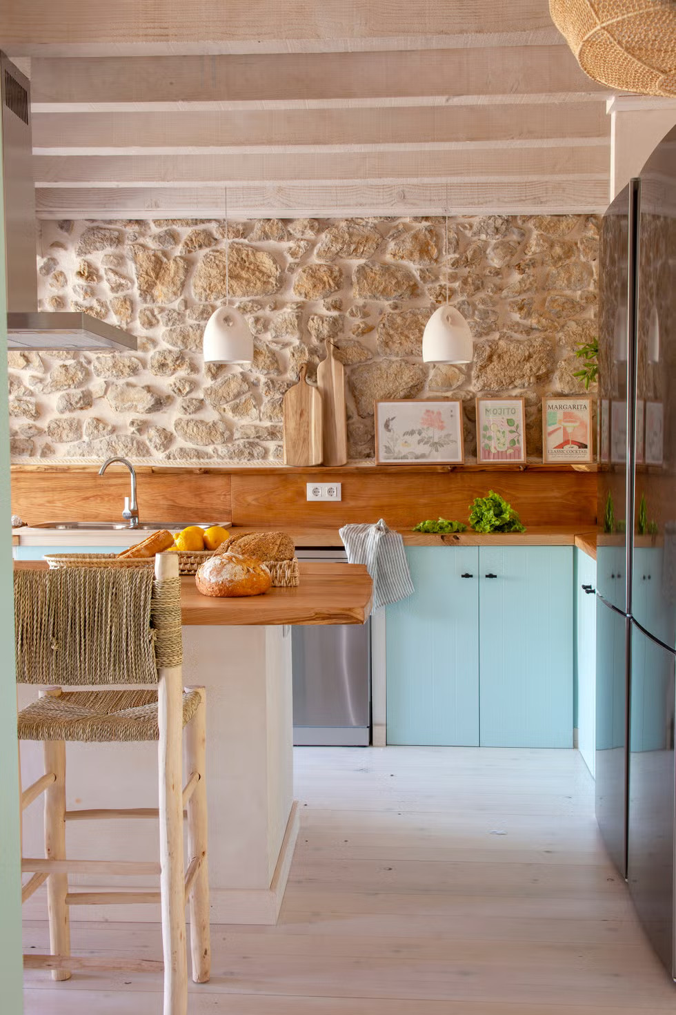 cuisine bleue avec poutres maison en pierres décoration rustique chic