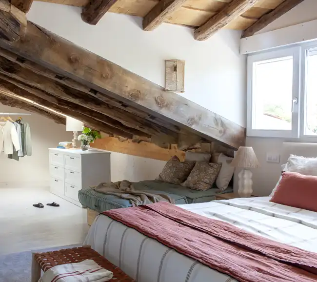 chambre avec poutres mansardée maison en pierres décoration rustique chic