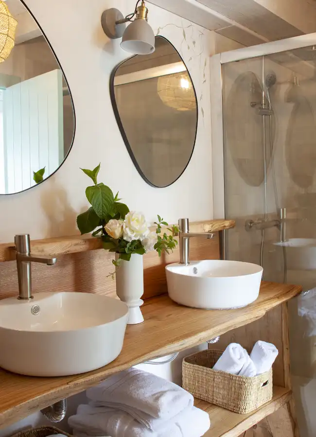 salle de bain avec poutres maison en pierres décoration rustique chic