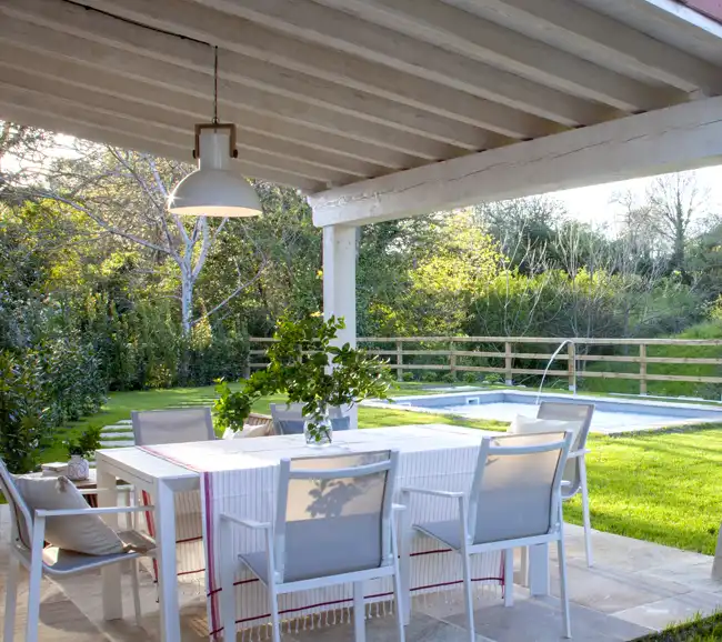 terrasse couverte et piscine maison en pierres décoration rustique chic