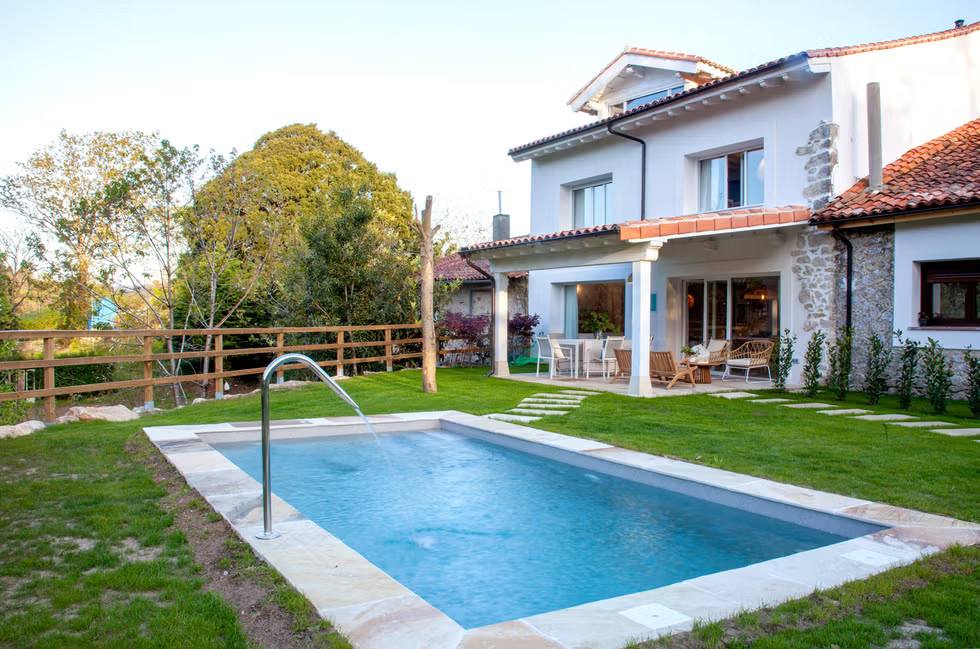 jardin avec piscine maison en pierres décoration rustique chic