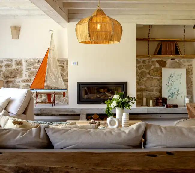 salon avec poutres et cheminée maison en pierres décoration rustique chic