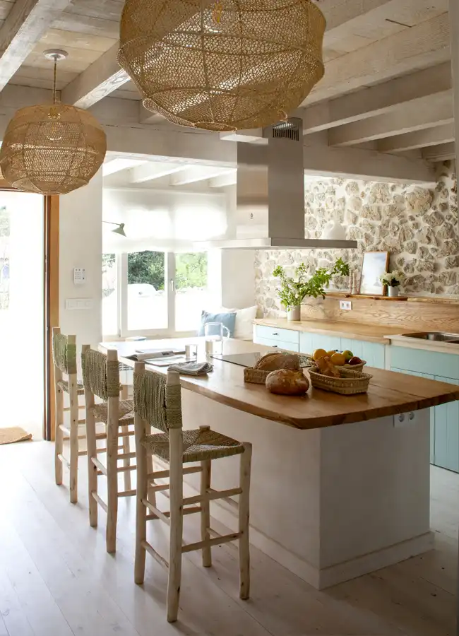 cuisine bleue avec poutres maison en pierres décoration rustique chic