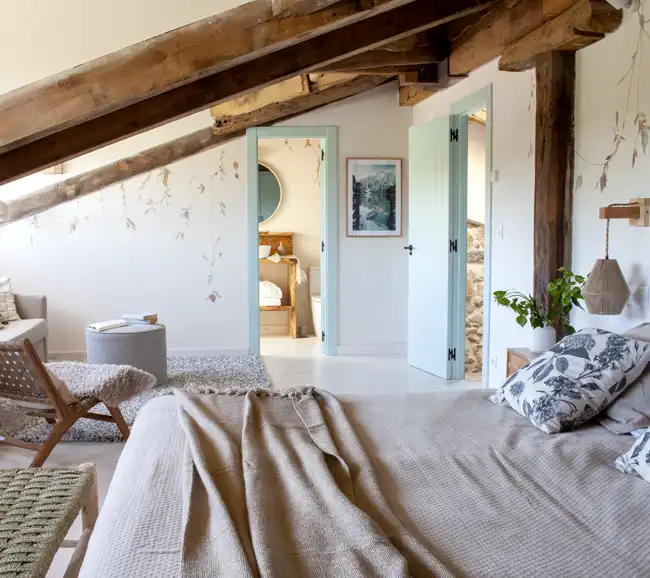 chambre avec poutres et colombages maison en pierres décoration rustique chic