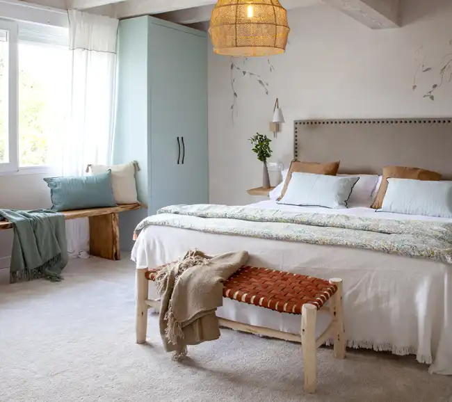 chambre avec poutres maison en pierres décoration rustique chic