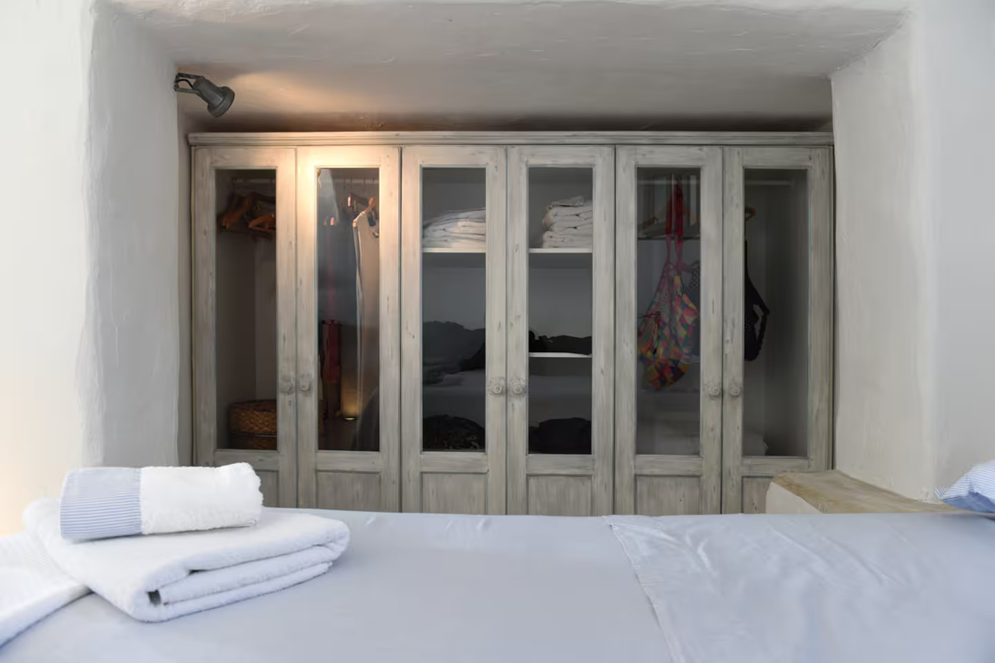 chambre placards en bois vitrés petite maison en Grèce Paros décoration rustique chic tons clairs chambre placards en bois vitrés petite maison en Grèce Paros décoration rustique chic tons clairs