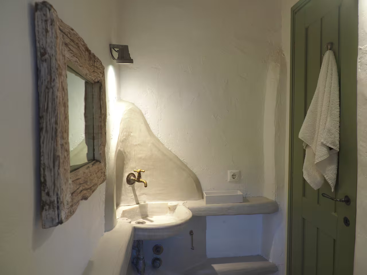 salle de bain petite maison en Grèce Paros décoration rustique chic tons clairs salle de bain petite maison en Grèce Paros décoration rustique chic tons clairs