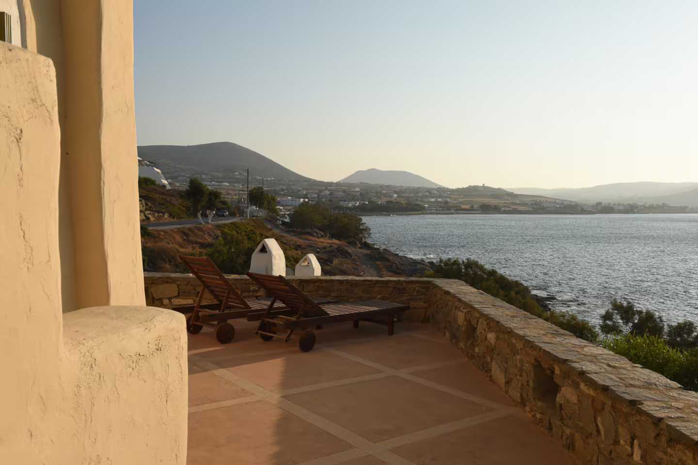 terrasse vue mer petite maison en Grèce Paros décoration rustique chic tons clairs terrasse vue mer petite maison en Grèce Paros décoration rustique chic tons clairs