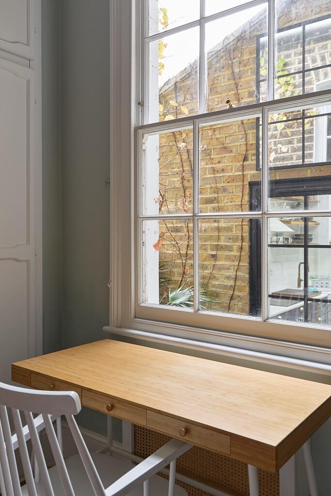 bureau avec fenêtre à guillotine appartement Londres décoration contemporaine bureau avec fenêtre à guillotine appartement Londres décoration contemporaine