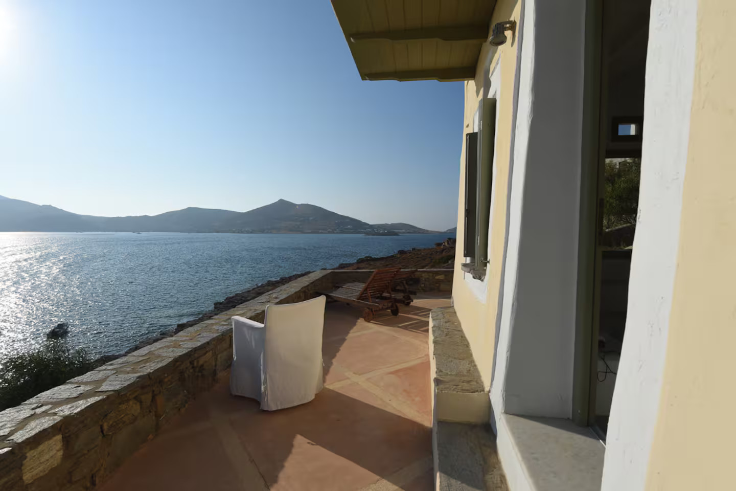 terrasse vue mer petite maison en Grèce Paros décoration rustique chic tons clairs terrasse vue mer petite maison en Grèce Paros décoration rustique chic tons clairs