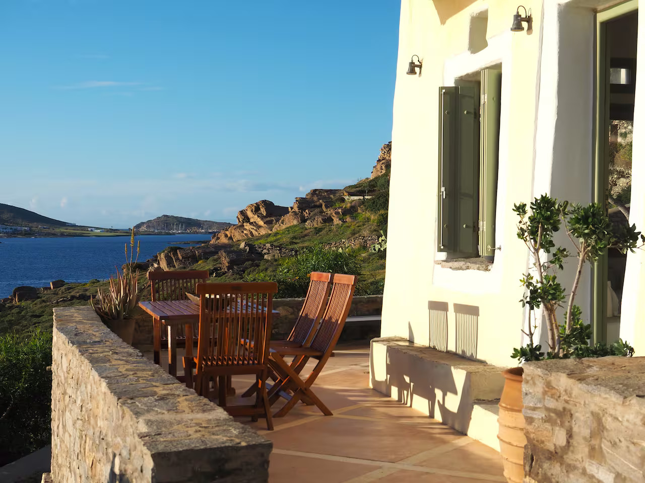 terrasse vue mer petite maison en Grèce Paros décoration rustique chic tons clairs terrasse vue mer petite maison en Grèce Paros décoration rustique chic tons clairs