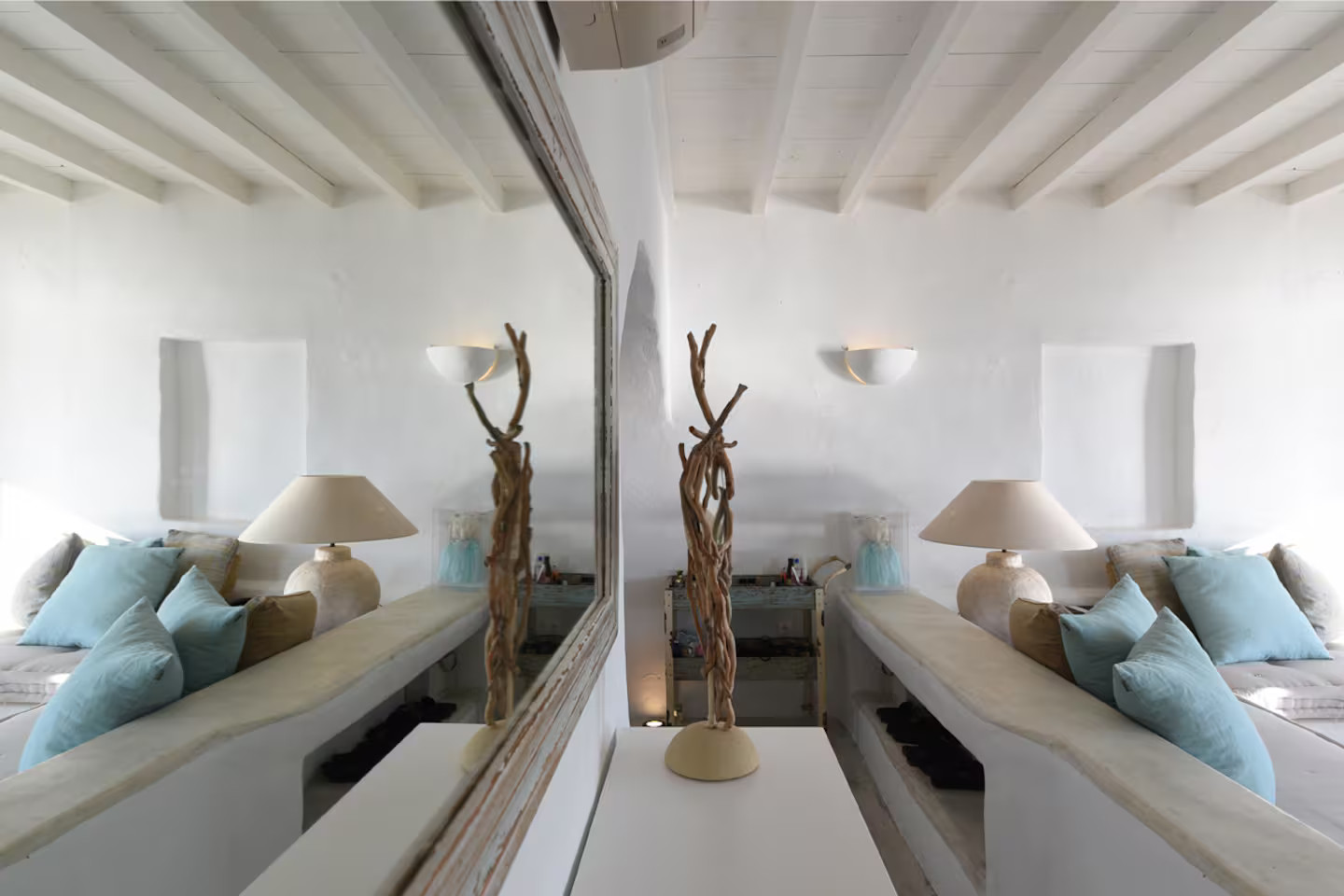 salon petite maison en Grèce Paros décoration rustique chic tons clairs salon petite maison en Grèce Paros décoration rustique chic tons clairs