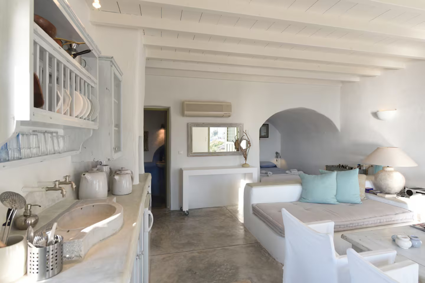 cuisine et salon petite maison en Grèce Paros décoration rustique chic tons clairs cuisine et salon petite maison en Grèce Paros décoration rustique chic tons clairs
