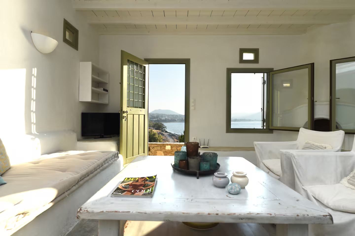 salon petite maison en Grèce Paros décoration rustique chic tons clairs salon petite maison en Grèce Paros décoration rustique chic tons clairs