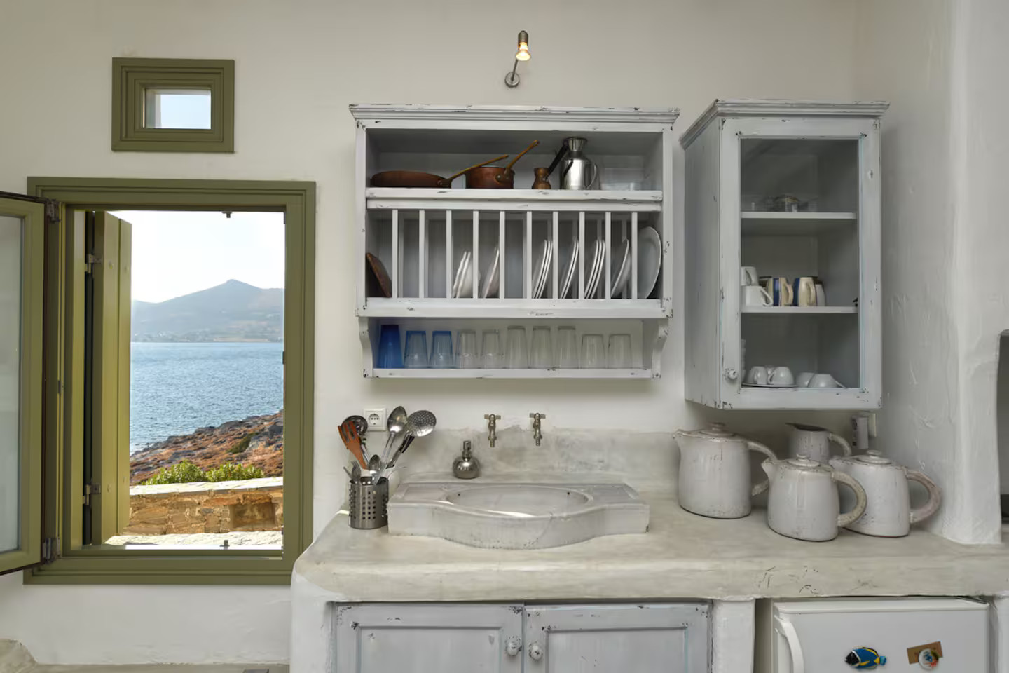 cuisine petite maison en Grèce Paros décoration rustique chic tons clairs cuisine petite maison en Grèce Paros décoration rustique chic tons clairs