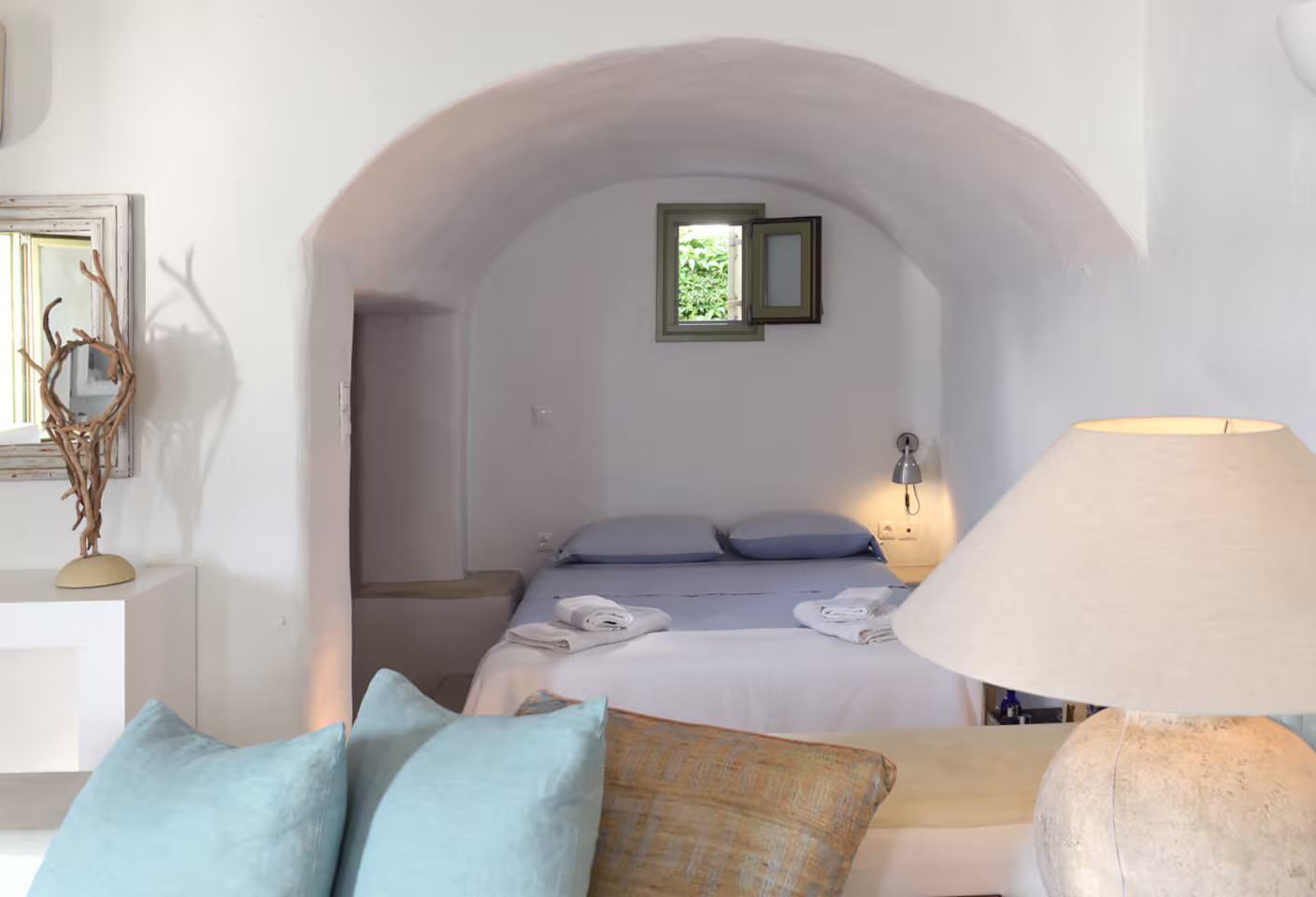 chambre et salon petite maison en Grèce Paros décoration rustique chic tons clairs chambre et salon petite maison en Grèce Paros décoration rustique chic tons clairs