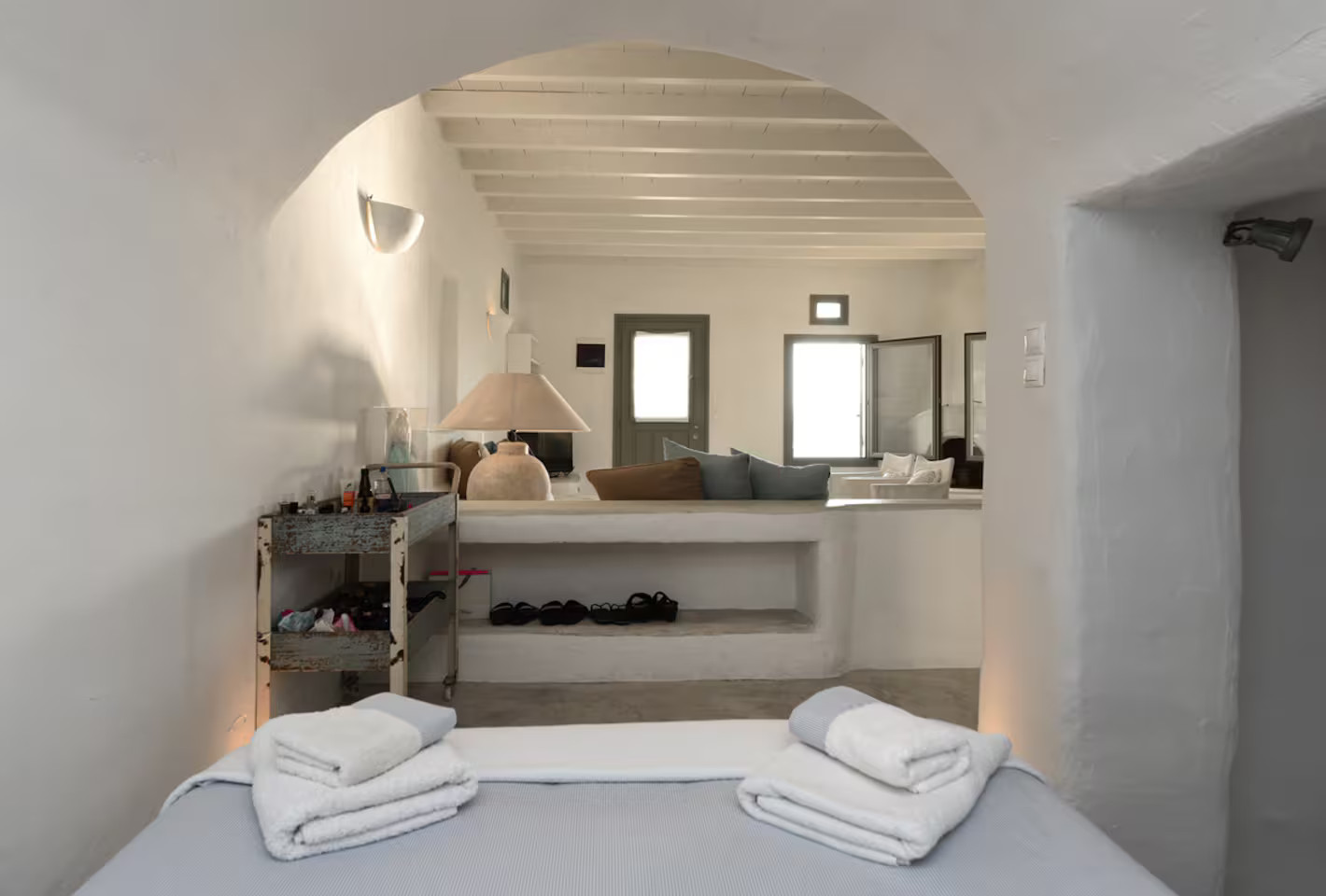 chambre ouverture cintrée petite maison en Grèce Paros décoration rustique chic tons clairs chambre ouverture cintrée petite maison en Grèce Paros décoration rustique chic tons clairs