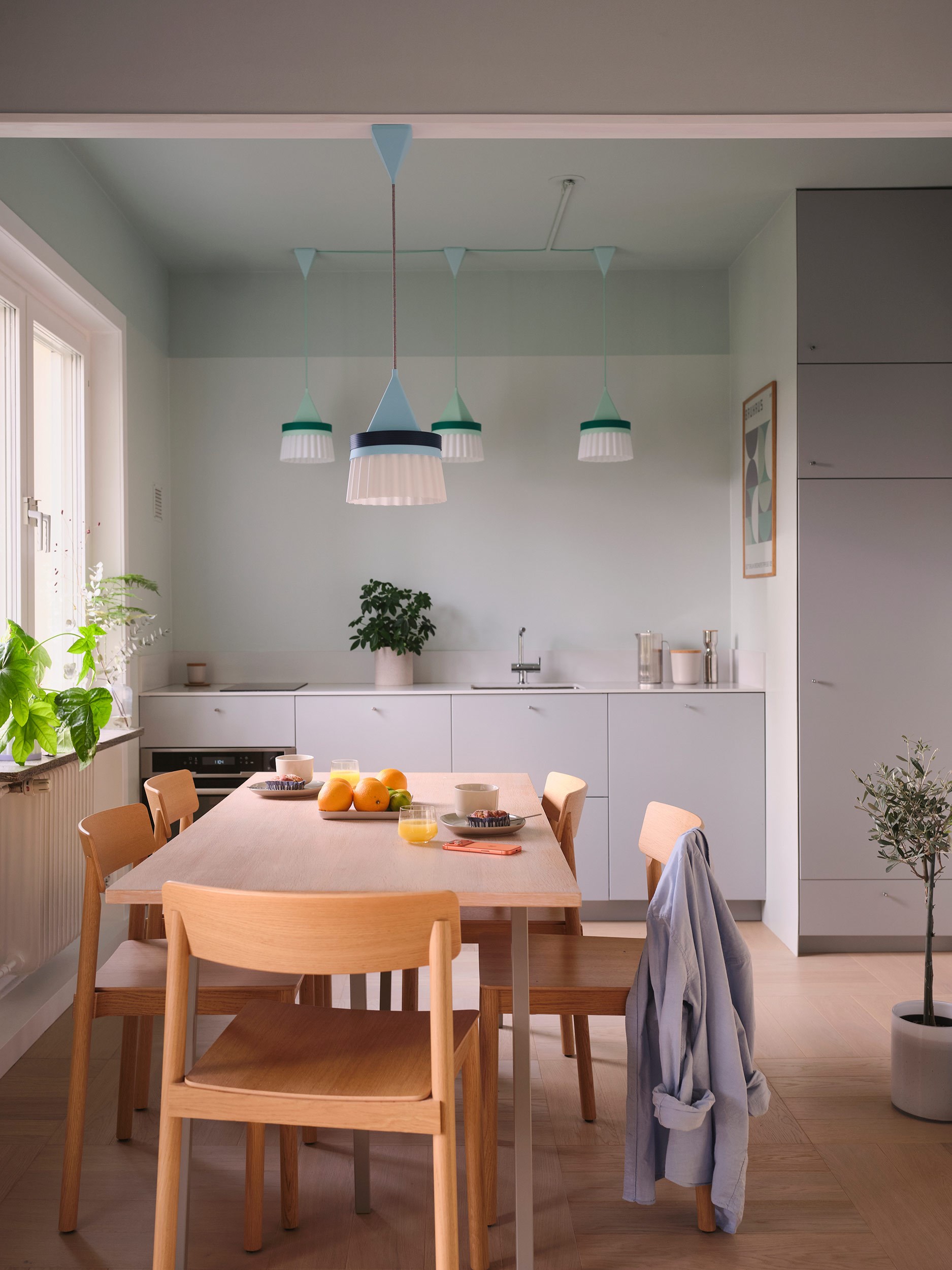 cuisine ouverte et salle à manger appartement 46m2 décoration scandinave pastel suspension Circus Naar cuisine ouverte et salle à manger appartement 46m2 décoration scandinave pastel suspension Circus Naar