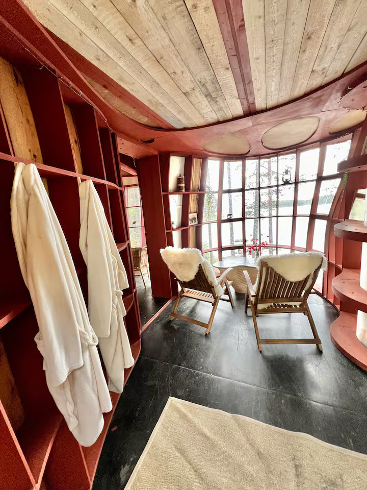 salon cabane perchée sur une île privée Suède salon cabane perchée sur une île privée Suède