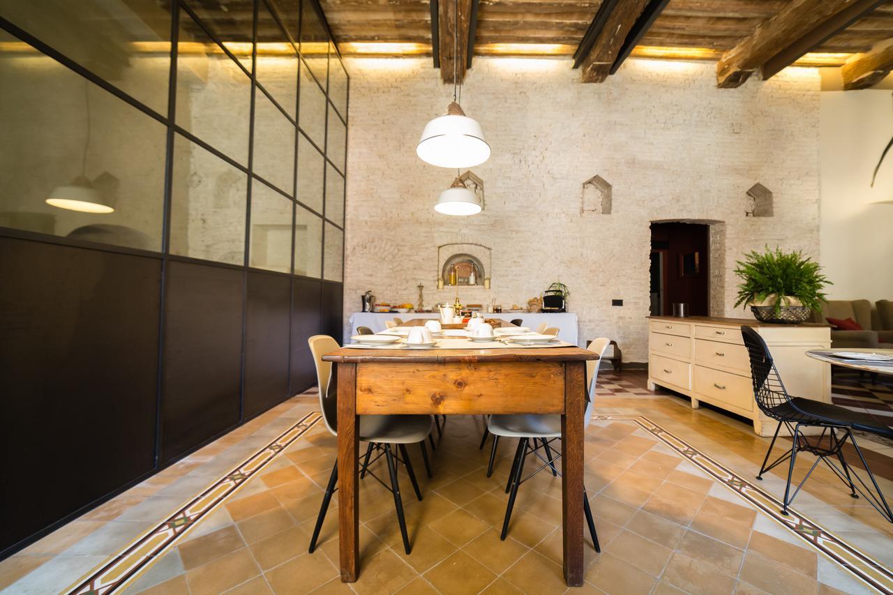 salle à manger et salon avec verrière maison médiévale rénovée Casatorre dei Leoni Sienne Italie salle à manger et salon avec verrière maison médiévale rénovée Casatorre dei Leoni Sienne Italie