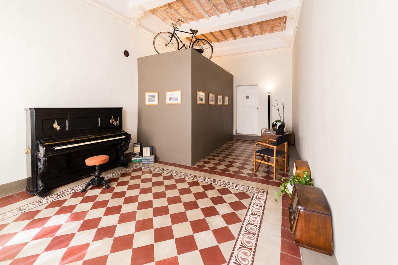 entrée sol à damier rouge et blanc maison médiévale rénovée Casatorre dei Leoni Sienne Italie entrée sol à damier rouge et blanc maison médiévale rénovée Casatorre dei Leoni Sienne Italie