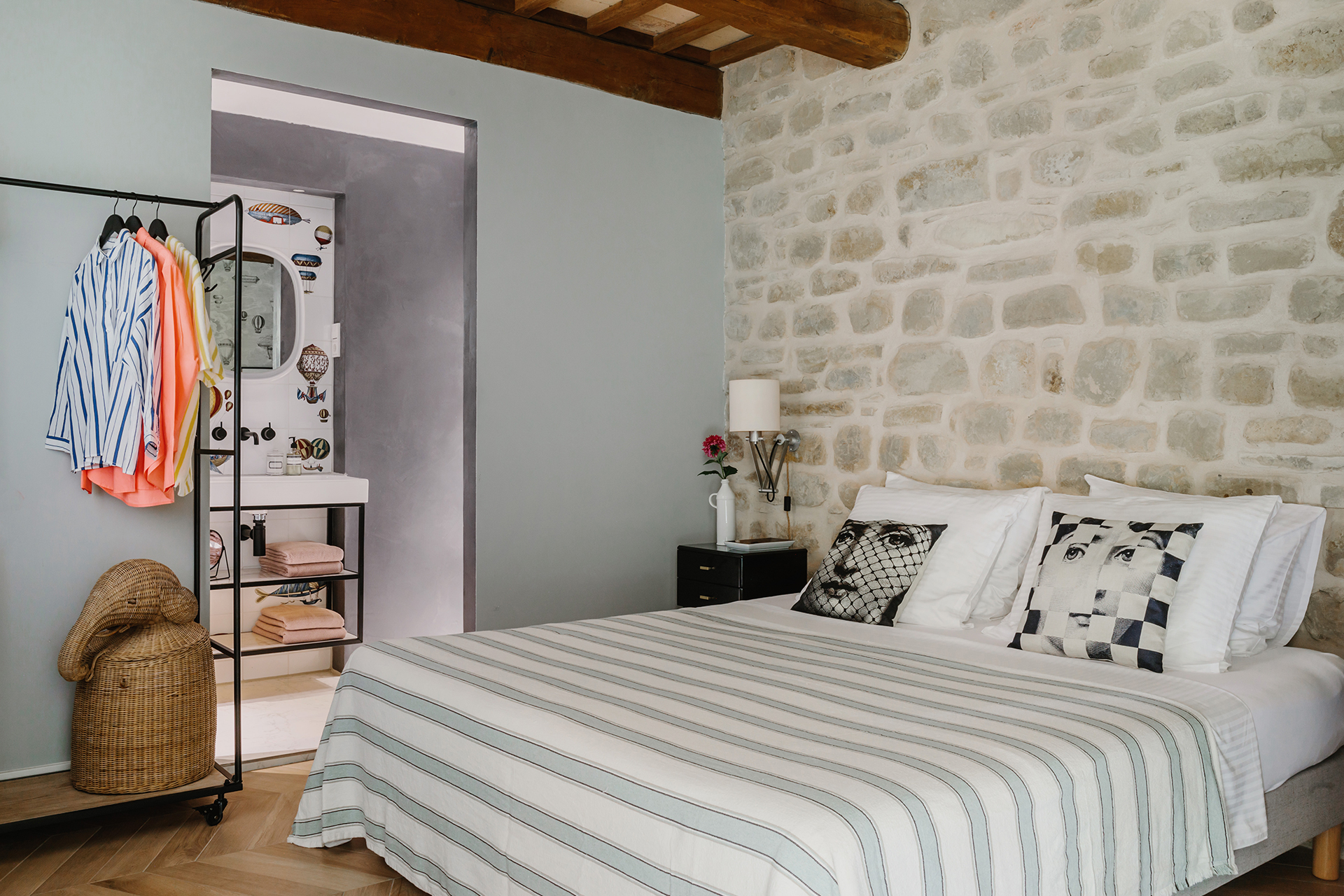chambre avec poutres décoration contemporaine maison en pierres Italie avec piscine rénovée dans les Marches chambre avec poutres décoration contemporaine maison en pierres Italie avec piscine rénovée dans les Marches