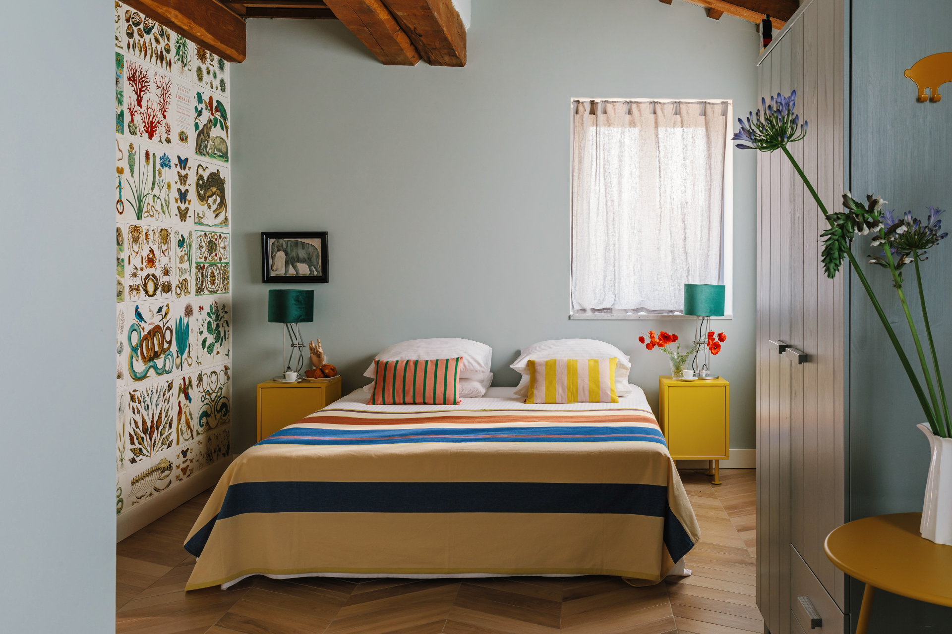 chambre avec poutres décoration contemporaine maison en pierres Italie avec piscine rénovée dans les Marches chambre avec poutres décoration contemporaine maison en pierres Italie avec piscine rénovée dans les Marches