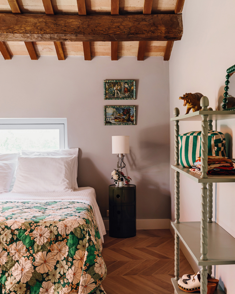 chambre avec poutres décoration contemporaine maison en pierres Italie avec piscine rénovée dans les Marches chambre avec poutres décoration contemporaine maison en pierres Italie avec piscine rénovée dans les Marches