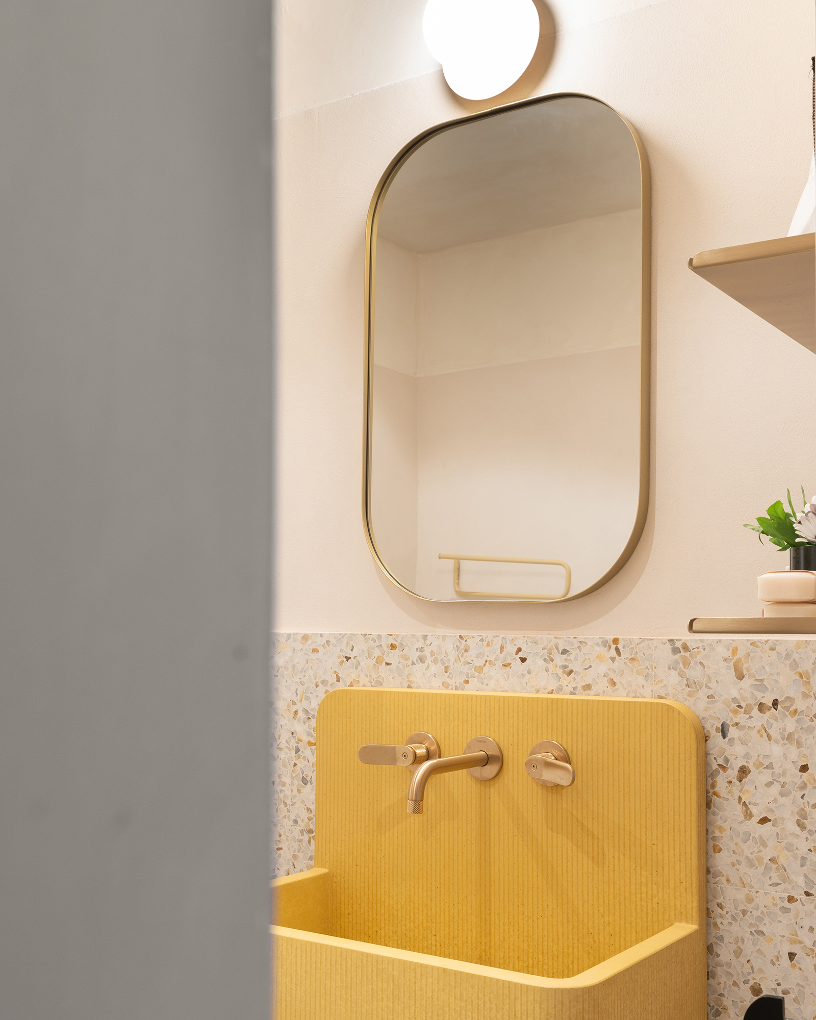 salle de bain terrazzo et lavabo jaune